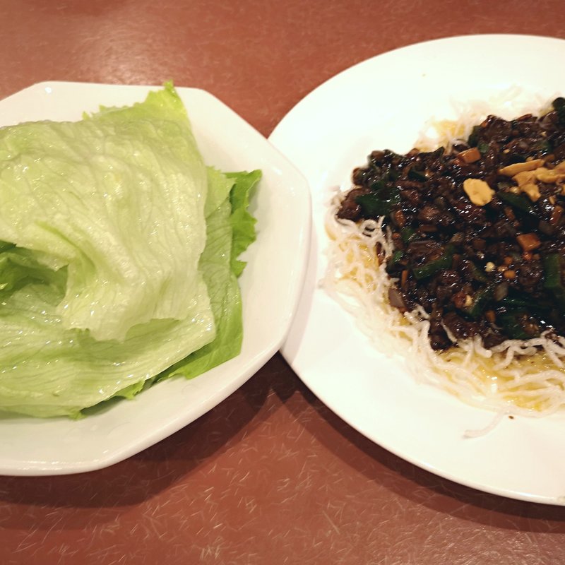 牛肉甘味噌炒めのレタス包み(本格四川料理 中村屋)