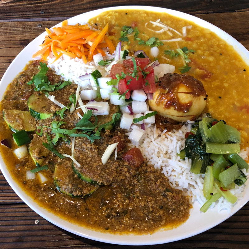 キーマ＆ズッキーニ と ダールのあいがけ  マサラ玉子をトッピング(ガネーシュ m 北浜店 （ガネーシュ エム）)