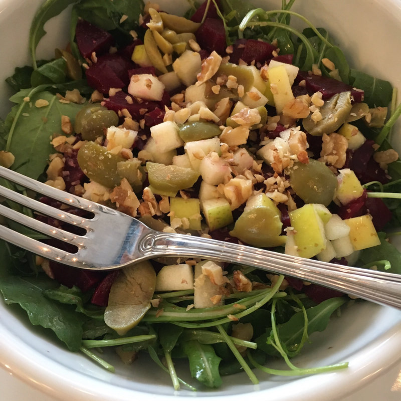  ルッコラ、ビーツ、リンゴ、オリーブ、クルミ、ゴートチーズ、グレープフルーツのサラダ(CAFE GITANE )