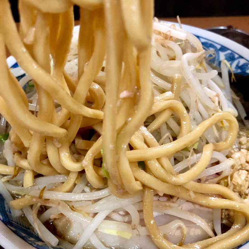ラーメン+辣油(ニンニク、味付き脂、木耳、特製生姜)(ラーメンぶぅさん)