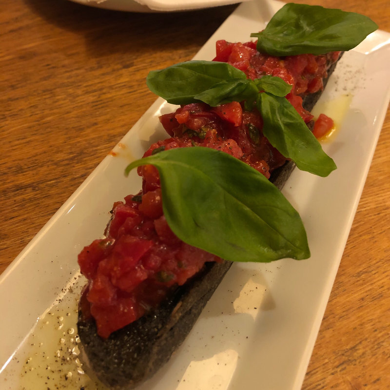 フレッシュトマトのブルケッタ(AWkitchen10 麻布十番店)