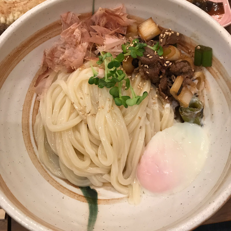 煮肉温玉ぶっかけうどん(活麺富蔵 （いけめんとみくら）)