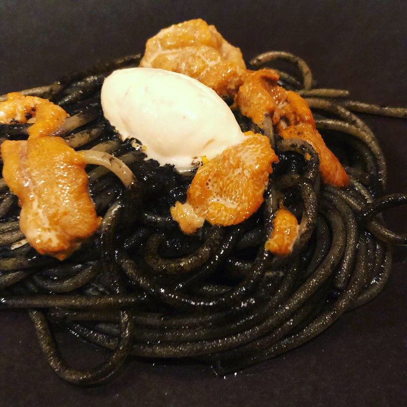  イカスミのスパゲッティ　生ウニと自家製リコッタチーズのせ(フィーコディンディア)
