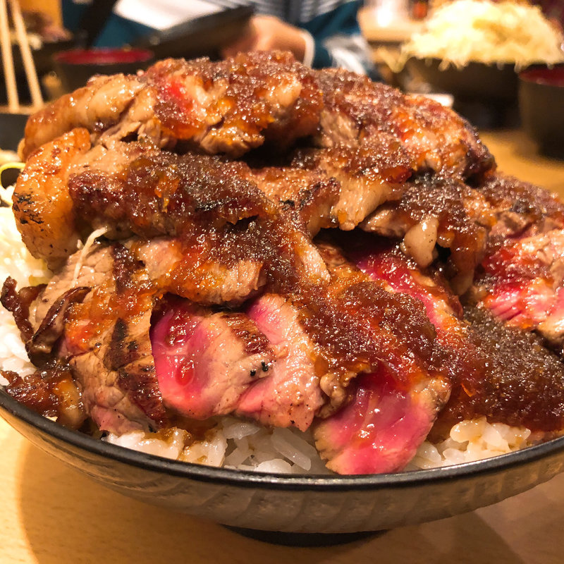 ステーキ丼 特盛(焼肉 ニクゼン)