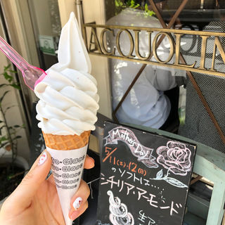 生アーモンドジェラートソフト(ジェラテリアアクオリーナ （GELATERIA ACQUOLINA）)