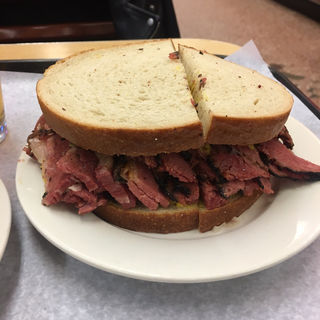 パストラミサンド(Katz's Deli)