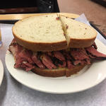 パストラミサンド(Katz's Deli)