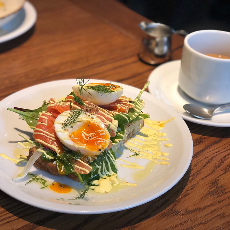 スモークサーモン、イクラ、サフランクリームのカンパーニュタルティーヌ(IVY PLACE)