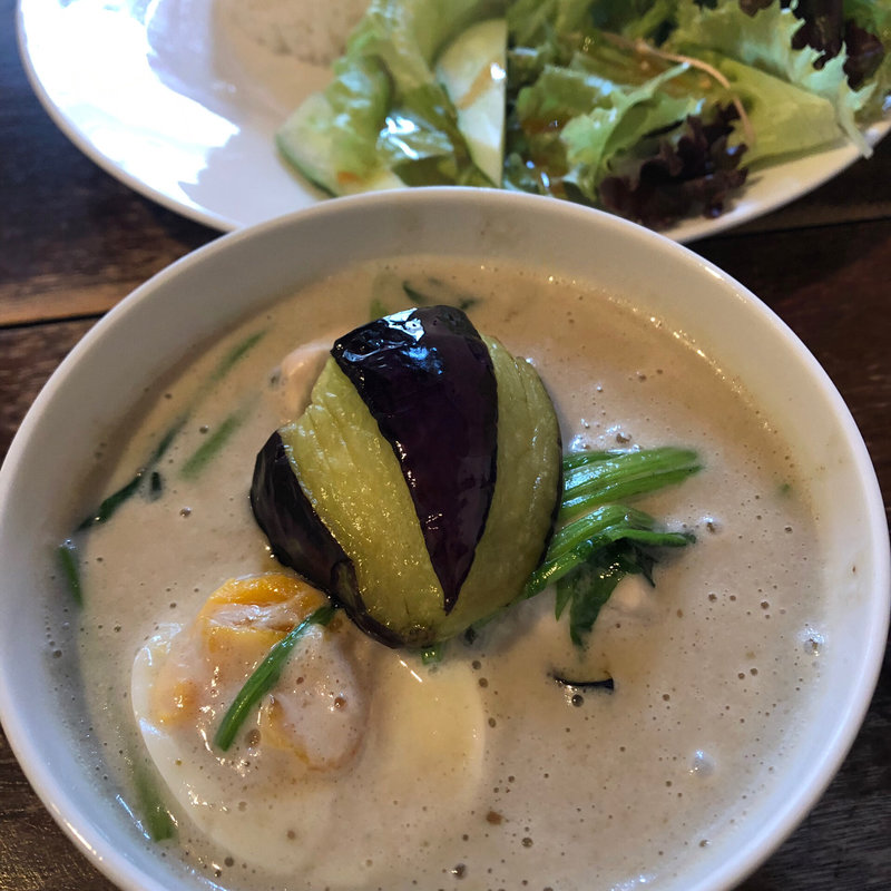 鶏肉と揚げなすとほうれん草のイエローカレー(アオゾラ )