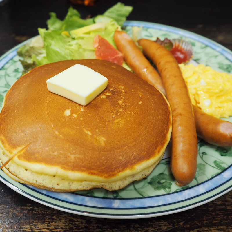 ホットケーキランチ、あらびきソーセージ、スクランブルエッグつき(花時計 （はなどけい）)