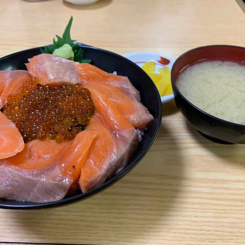 親子丼（いくらとサーモン）(にし与)