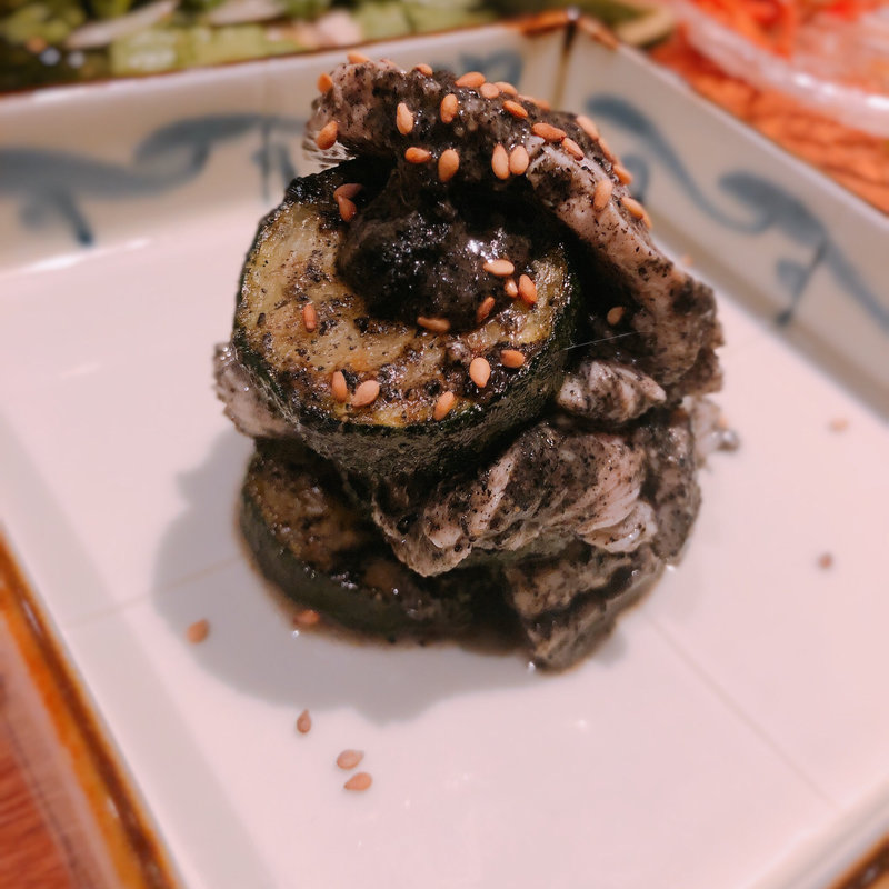 蒸し鶏とズッキーニの黒胡麻和え(酒家 の元)