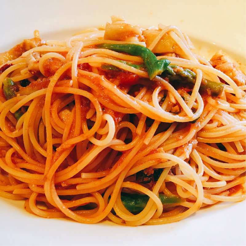 塩麹漬け大山鶏のローストとアスパラ・菜の花のトマトソース(ピアットロッソ上井草店)