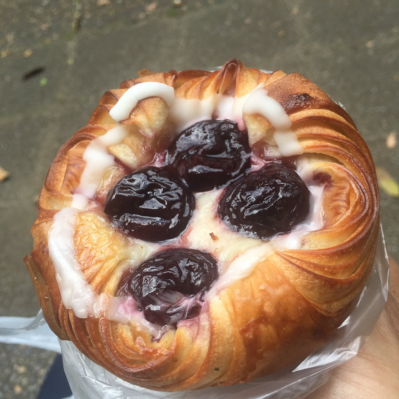 ダークチェリー デニッシュ(パン家のどん助)