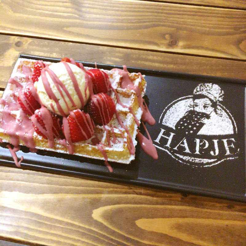 バニラアイス、イチゴ、ルビーチョコレートのワッフル(Hapje ハピェ)
