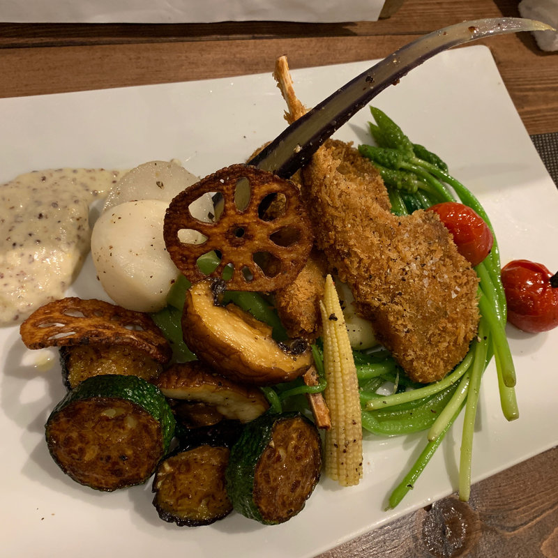 骨付きラムのカツ(スペイン食堂 エルペケーニャ)