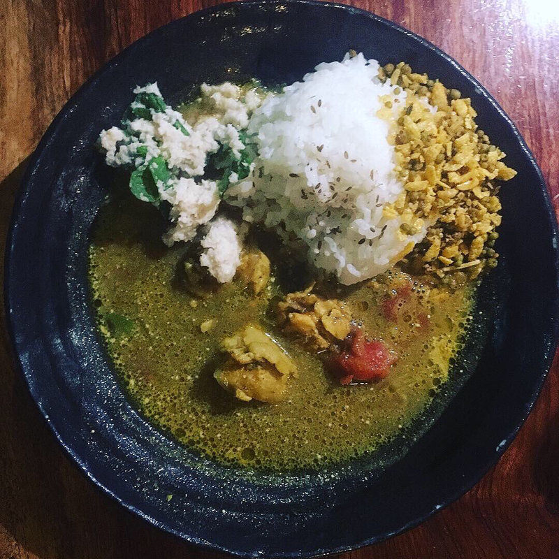 スリランカチキンカリー  カシミールダルモット、ムングダールトッピング(Bar蕾～japanese whisky & srilanka curry)