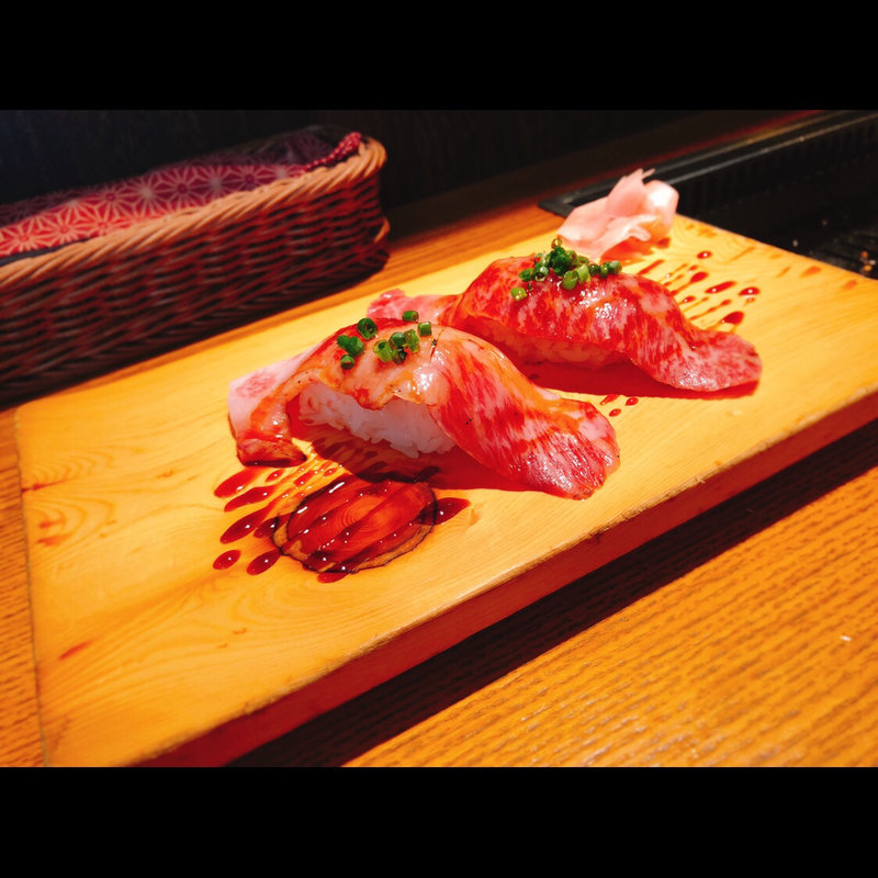 牛炙り大トロ握り 一貫(焼肉岡本)