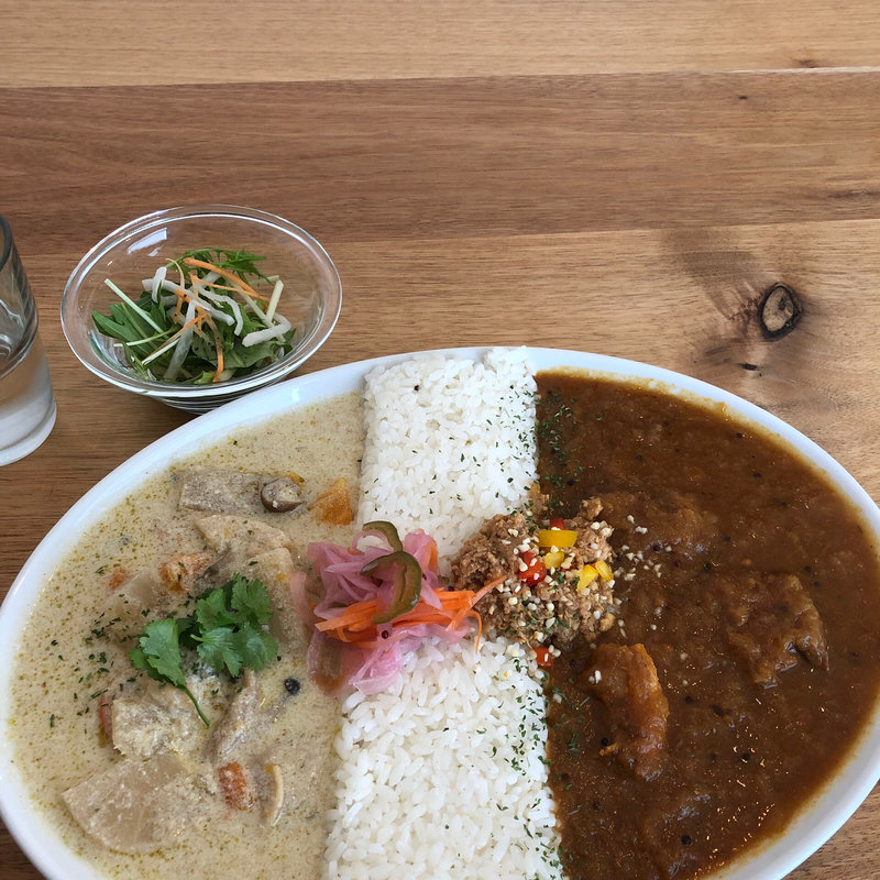 3種の鶏のチキンカレー と チキンと野菜の豆乳グリーンカレー のあいがけ(スパイス スエヒロ)