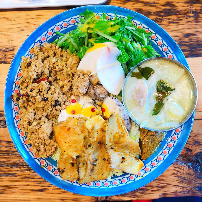 あいがけ （ブラックペッパー薫るポークキーマ、ケーララのココナッツシチュー。ローストポークのアチャールと鶏はむトッピング）(サンラサー)