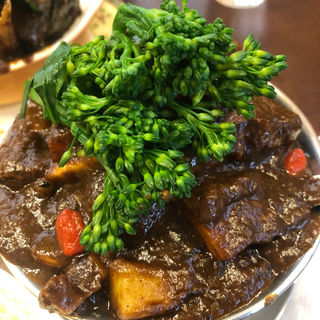 ビーフタンカレー+季節の野菜(トマト)