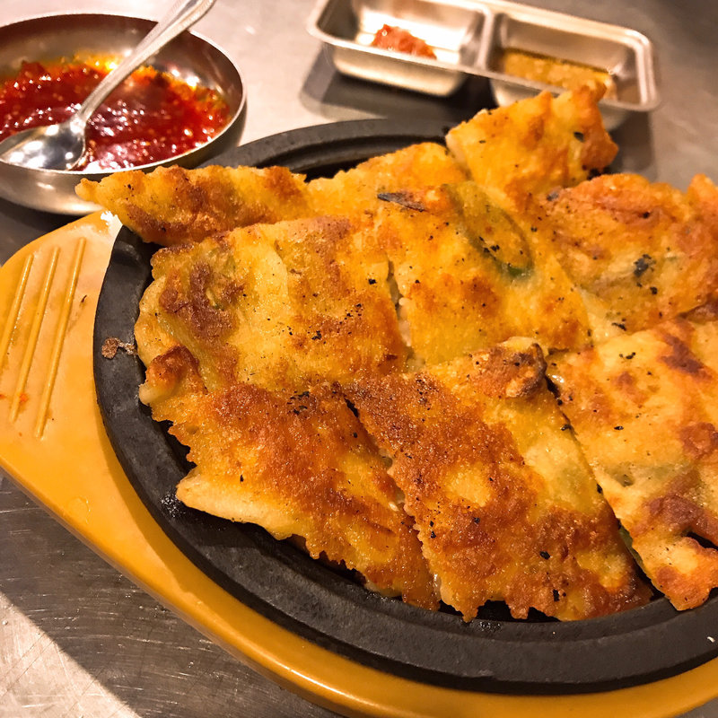 青森にんにくと青唐辛子のチヂミ(韓豚屋 八重洲店)