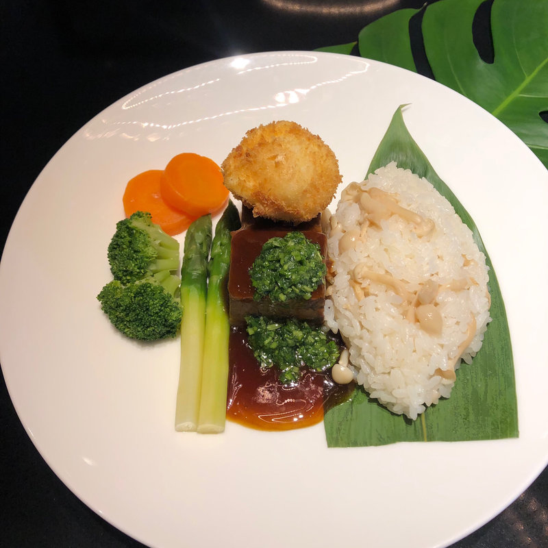 ロコモコハレクラニスタイル 揚げ卵 きのこライス添え (カフェ クベール （CAFE COUVERT）)