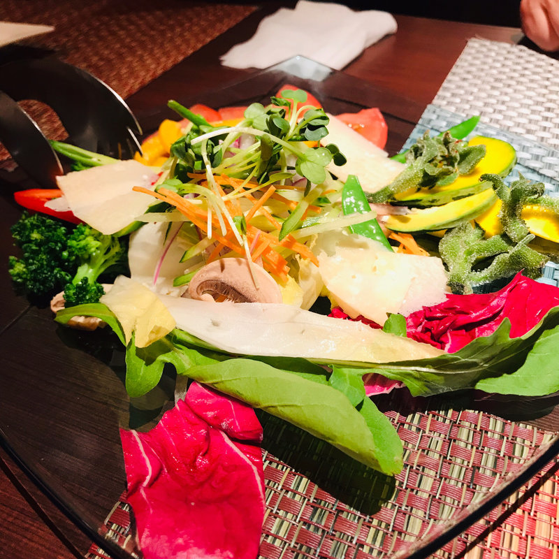 緑黄色野菜の彩りサラダ、ゴマ風味シーザードレッシング(旬菜ステーキ処 らいむらいと （シュンサイステーキドコロ ライムライト）)