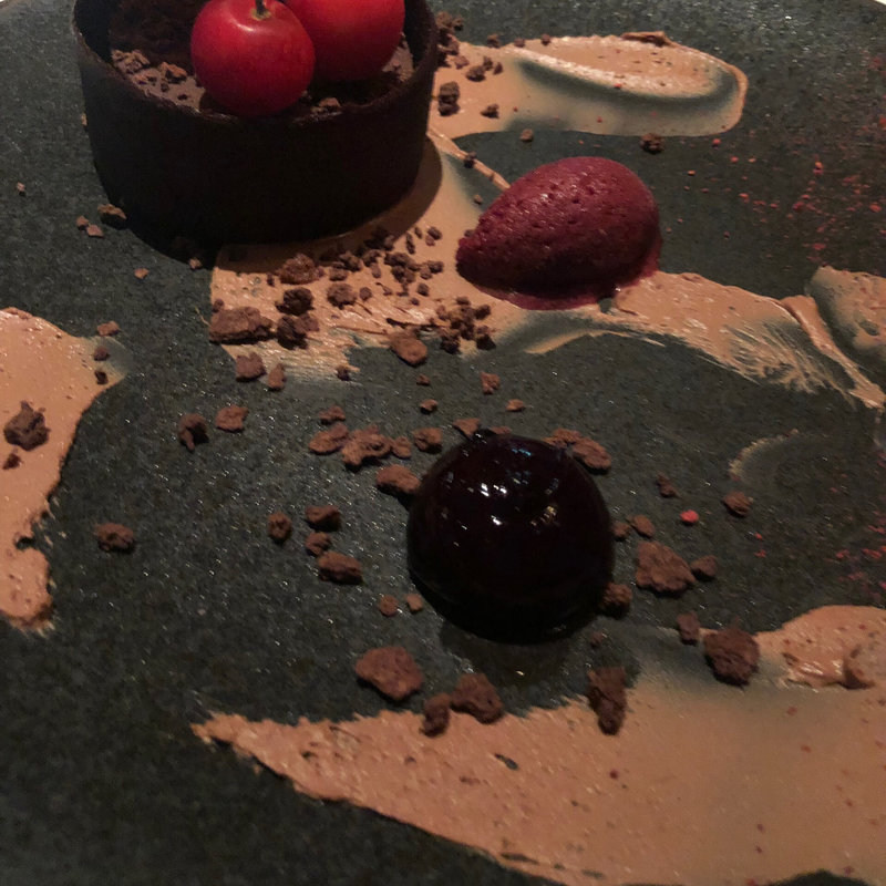 ヴァローナチョコレートとさくらんぼの球体フォレノワール(マノワ （MANOIR）)