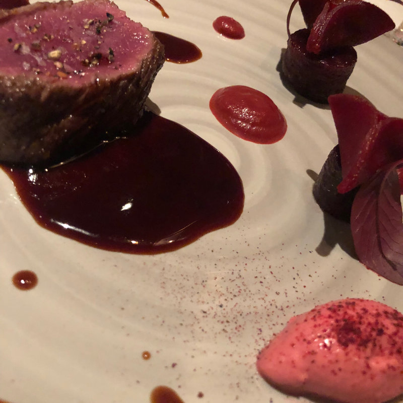 日本鹿ローストか？パイ包み焼き　鹿のジュとビーツのソース(マノワ （MANOIR）)