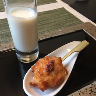 冷製ジャガイモのポタージュ / 桜海老のフリット(レストラン・ピウ)