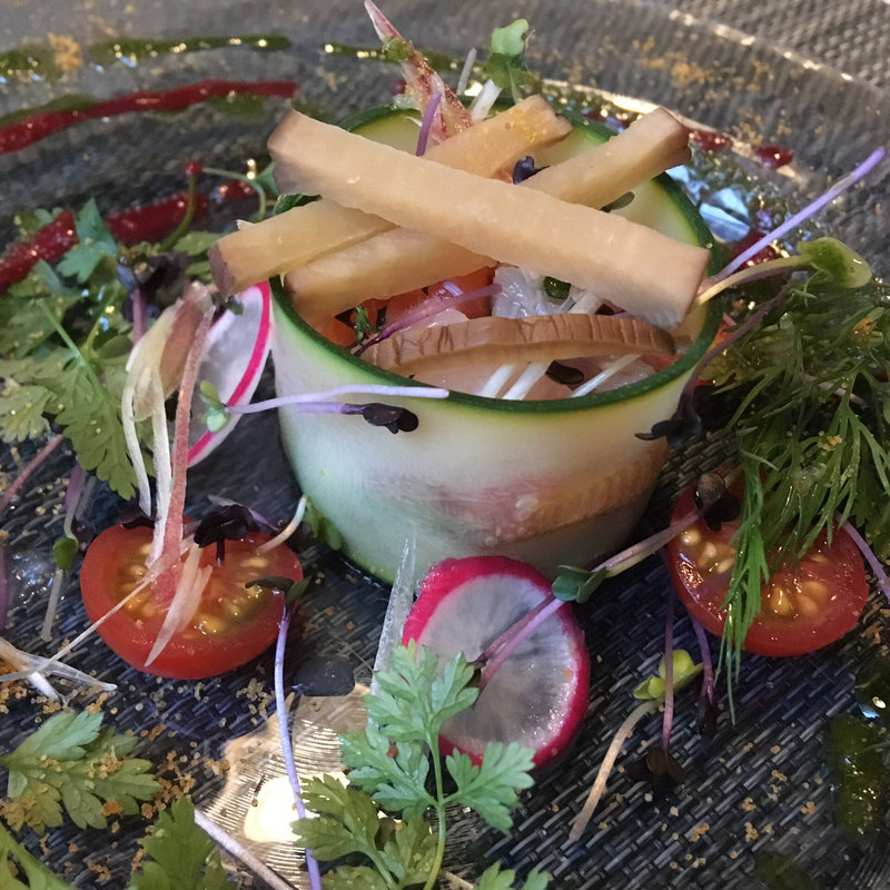 サーモンとアボカドのタルタル / ハーブのインサラータ(レストラン・ピウ)