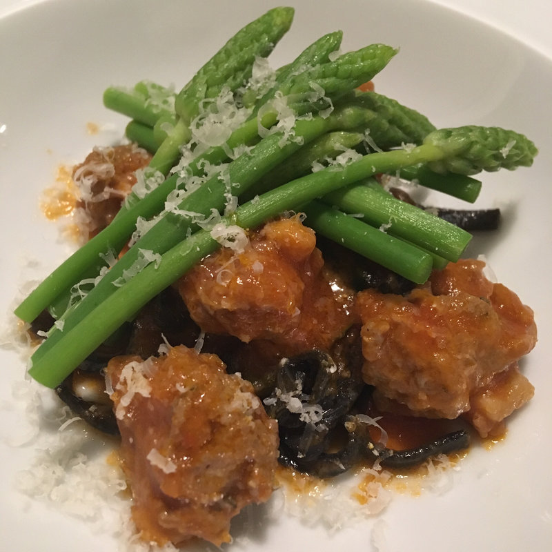 仔羊のサルシッチャとソバージュアスパラガスのトマトソース 竹炭を練り込んだタリアテッレ(レストラン・ピウ)