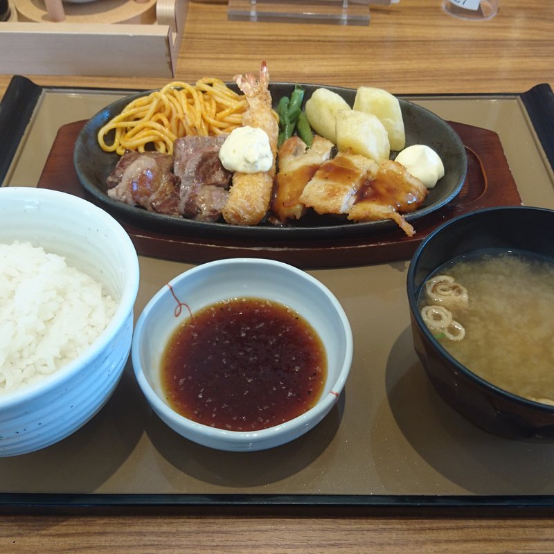カットステーキミックス定食(やよい軒 春日部小渕店)