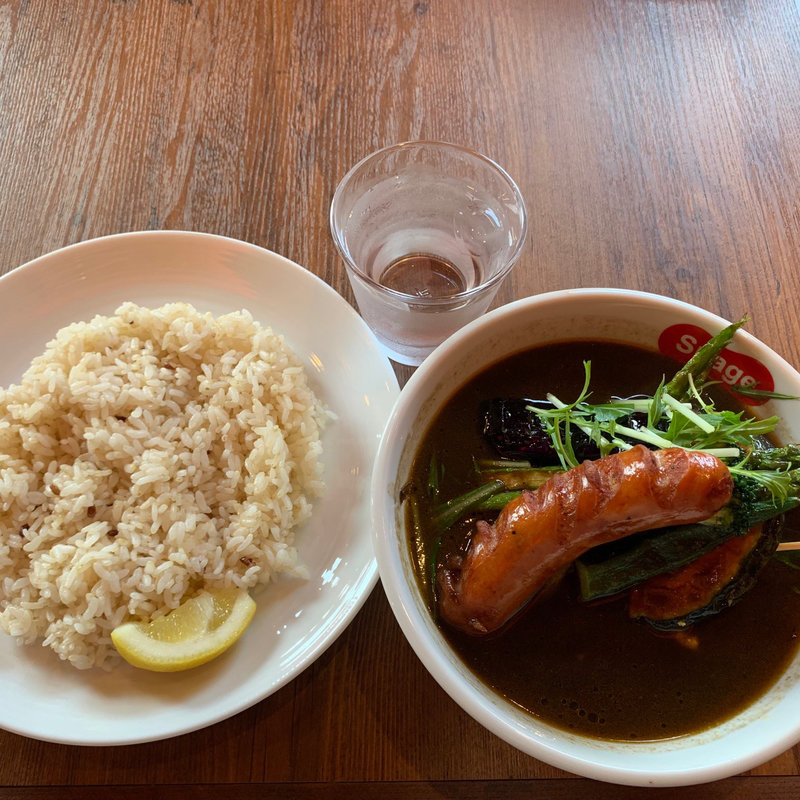 アスパラとジャンボウィンナーのスープカレー(soup curry Suage天神)