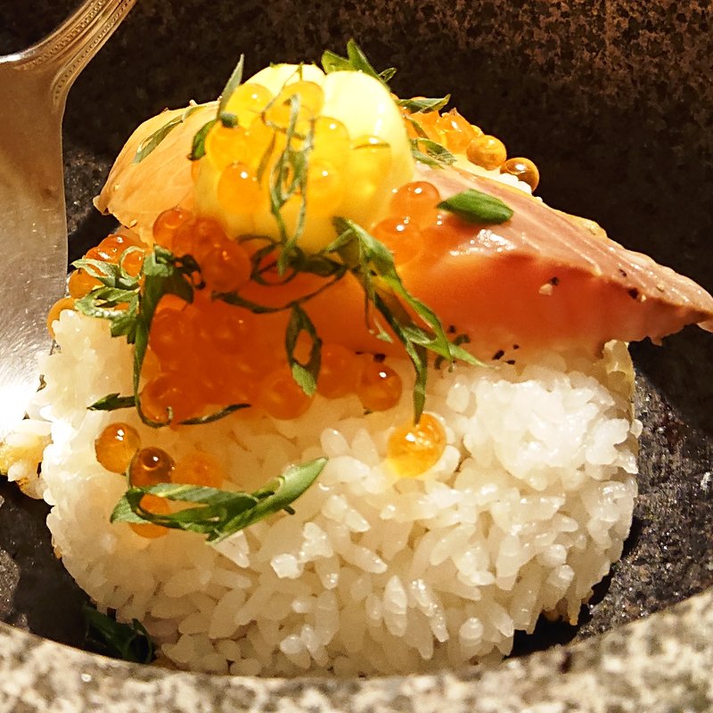 生サーモンと香味醤油の石焼ご飯(漁帆（いさりほ）)