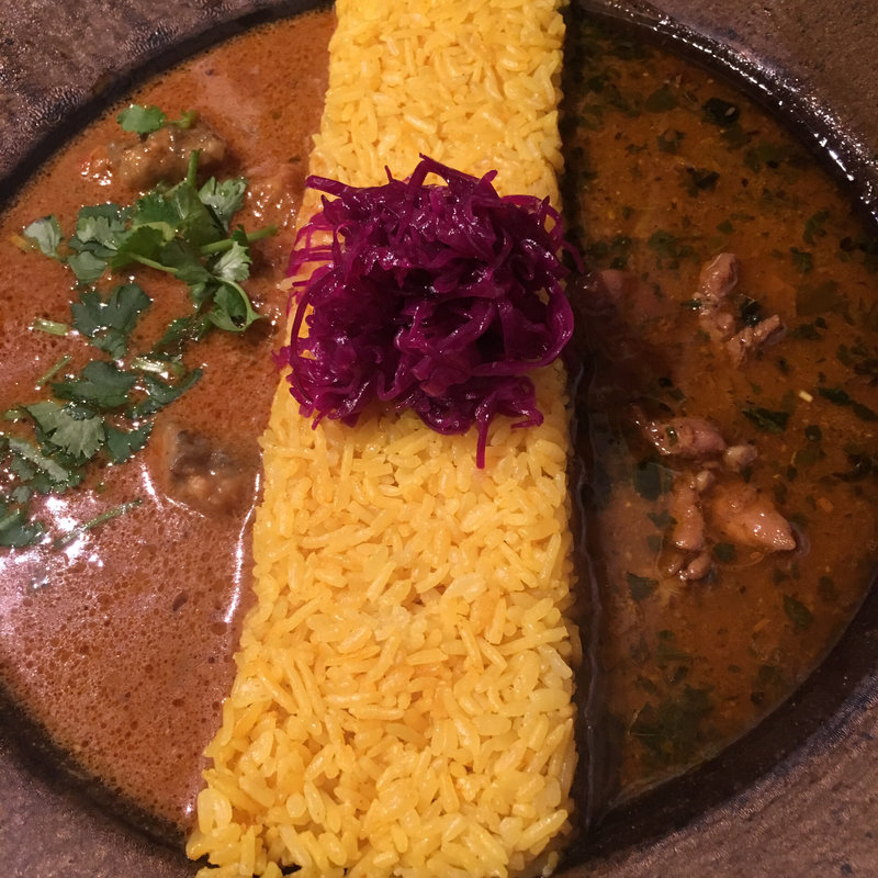チキンカレーとホウレンソウの2種カレー(ピワン)