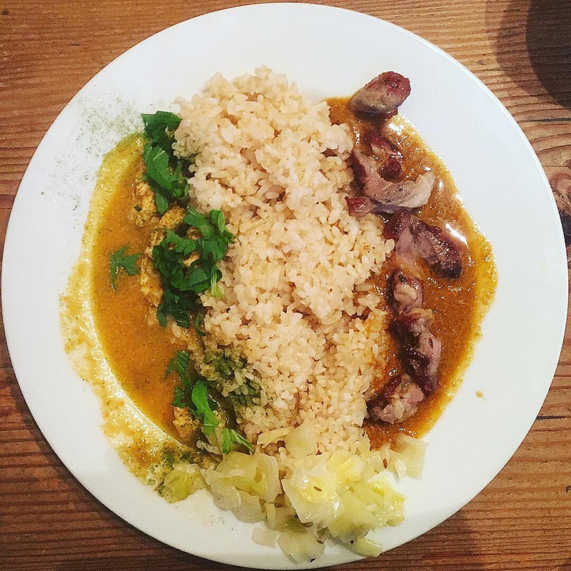 あいがけ（唯一無二のラムステーキカレー、酸味まろやかチキンカレー）(SPICE125)