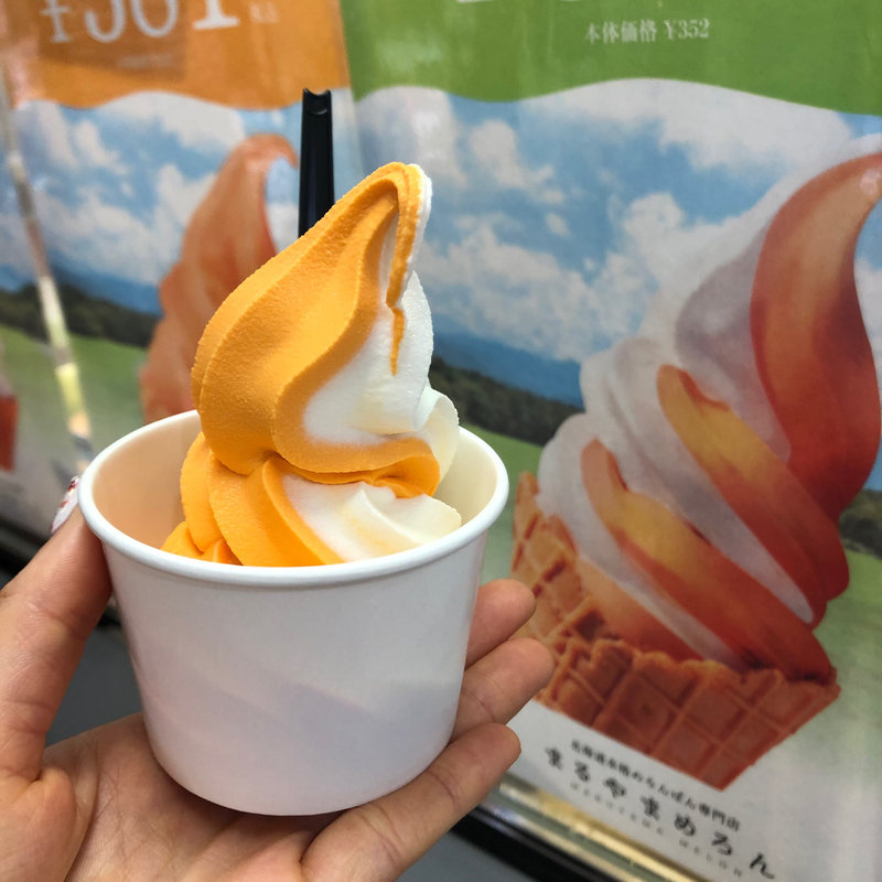 ミルク×めろんミックスソフトクリーム(まるやまメロン from hokkaido milk)