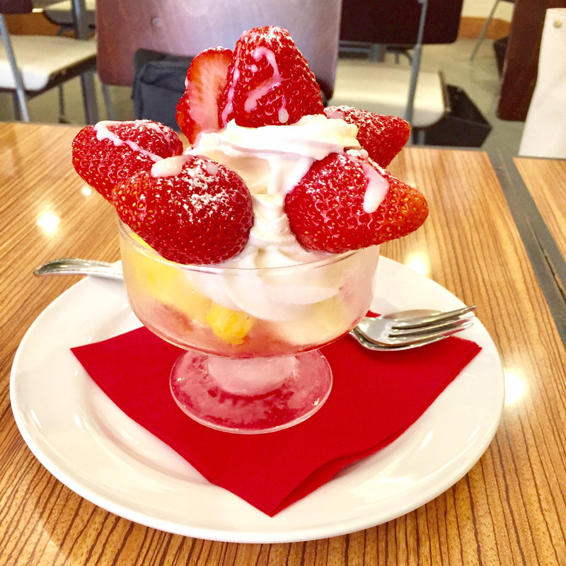 ミニイチゴパフェ(ミキ フルーツ)