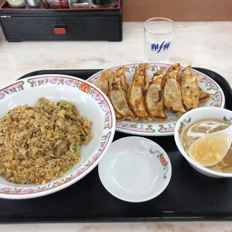 焼き豚チャーハン大盛り、餃子2人前、ご飯大盛り(ヨークフーズ小手指店)