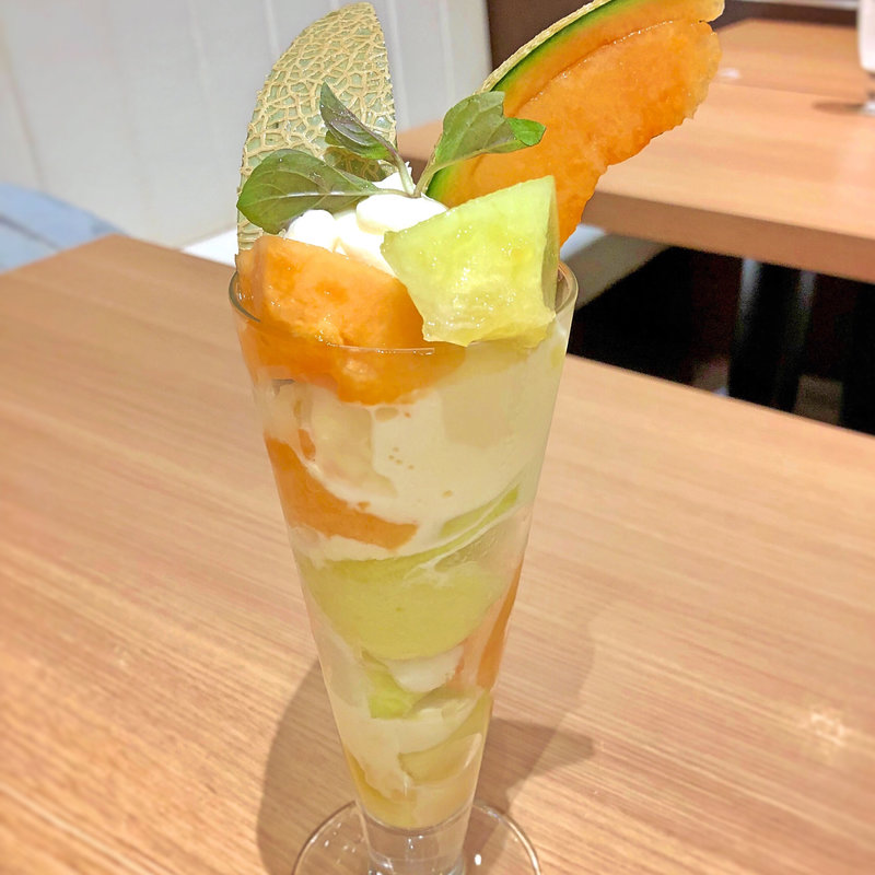 2色のメロンパフェ(大)(イタガキ フルーツ カフェ （ITAGAKI FRUIT CAFE）)