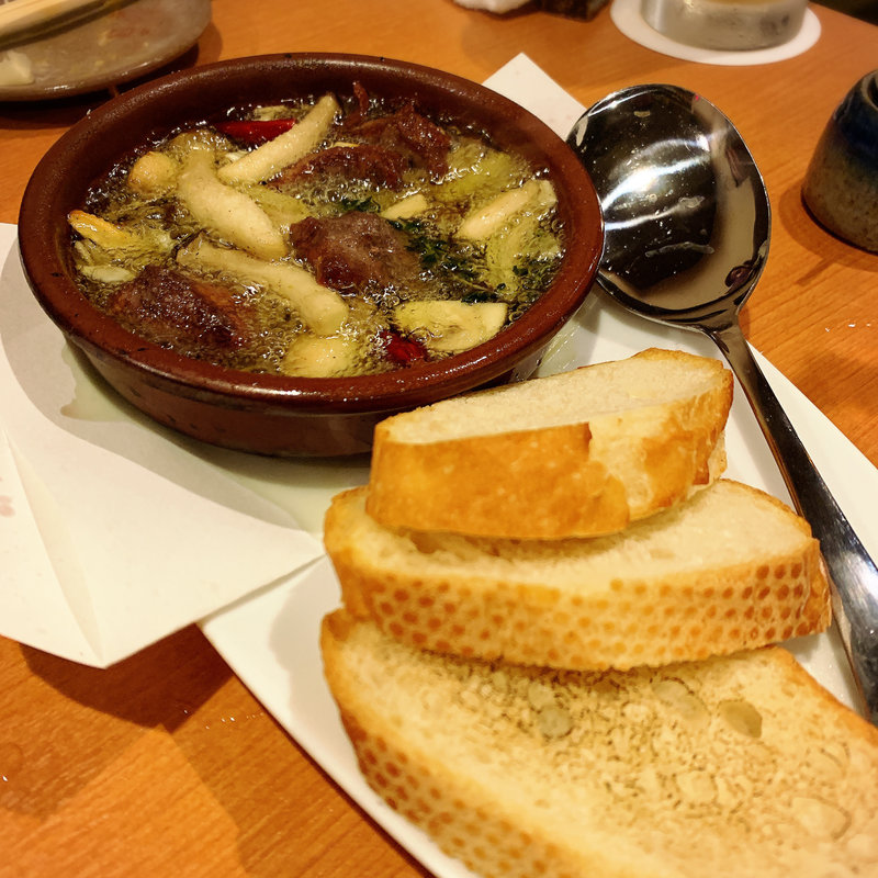 赤身たんときのこのアヒージョ(つなぎや 中目黒)