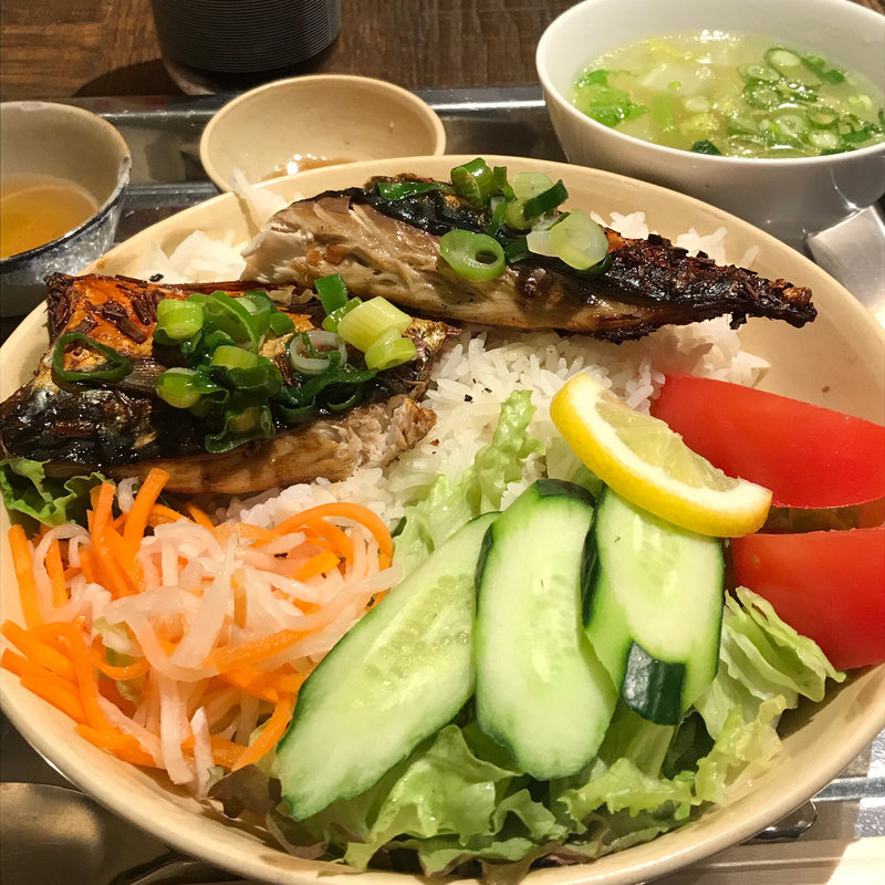 サバのレモングラス焼きの皿ごはん(カムオーン)