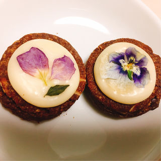 お花と甜菜糖のアイシングクッキー(アーモンドビターチョコ)(カフェ cotito ハナトオカシト 西荻窪 花屋・焼菓子)