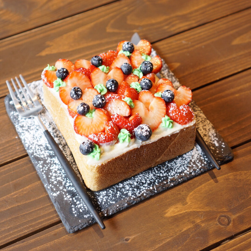 いちごな生食パン(and cafe)