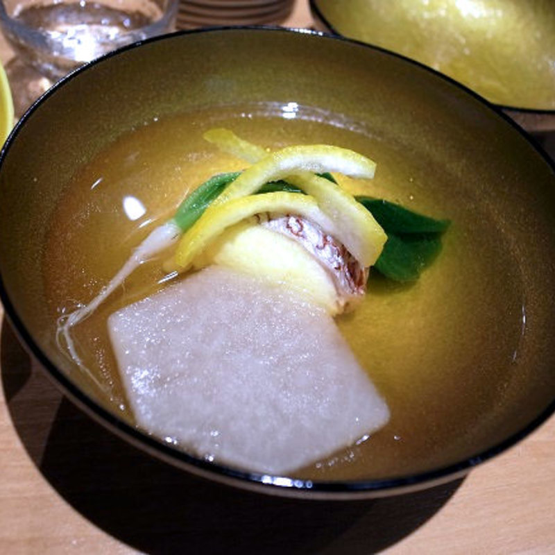 真鯛のしんじょうと鴬菜（うぐいすな）と亀甲大根のお椀(みこころや )