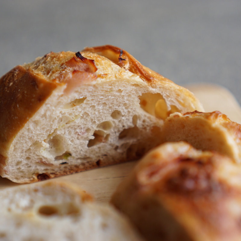 生ハム・アスパラ・スモークチーズのチャバタ(pan cuire)