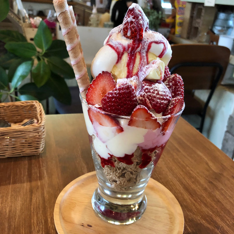 いちごパフェ(slow cafe （スローカフェ）)