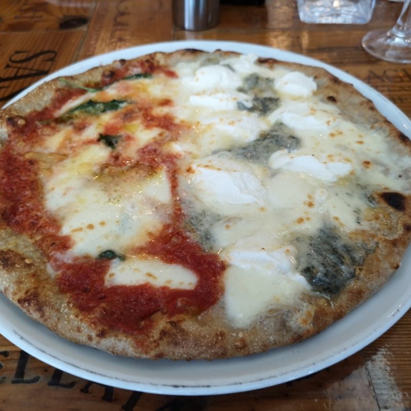 マルゲリータと色々チーズ達でハーフ&ハーフはちみつ添え(ピッツェリアパーレンテッシ)